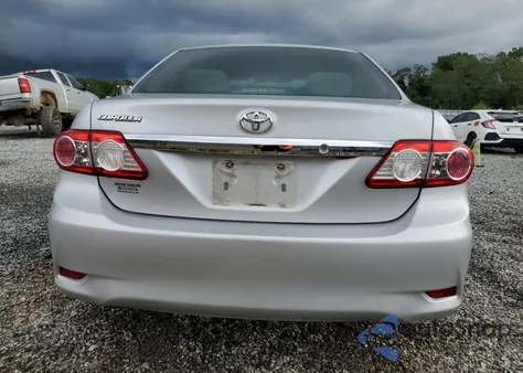 2013 Toyota Corolla Base z USA, uszkodzony, nr VIN 2T1BU4EE8DC952748